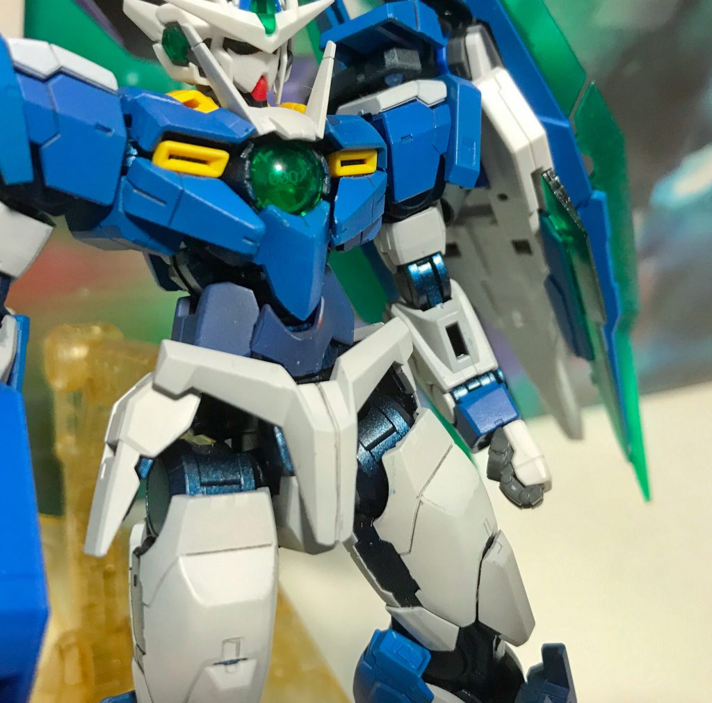 RGフレーム部分は全体をタミヤのメタルブルーの缶スプレーを振ってあります。
メタルビルドだったかなんだったか、以前見かけた妙に青いダブルオーライザーの関節がメタルブルーでカッコ良かったので真似してみました。