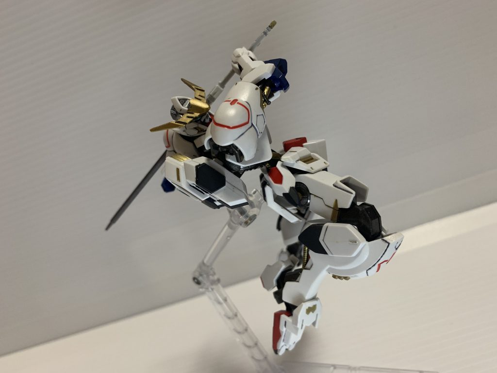 10話辺りからの第4形態

グシオン戦で「コイツ」の使い方がわかってきたので装甲の隙間を狙っていきます。

両肩と左腕を換装し太刀を追加。
太刀はバルバトス付属の物とクタン付属の物を用意してます。