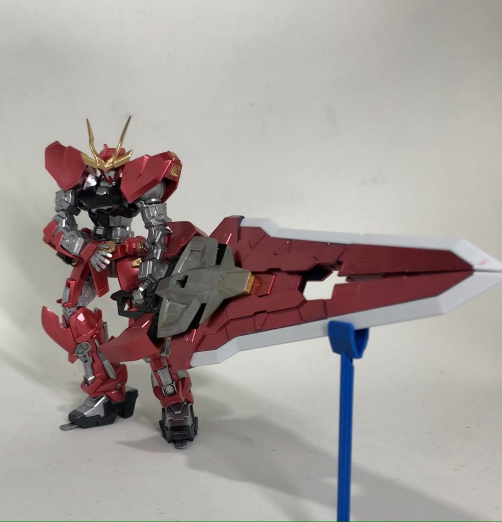 タクティカルアームズとジオニックソードをミキシングして、剣に特化した大刀を制作。　最終兵器として、ハイメガサーベルに変形します。