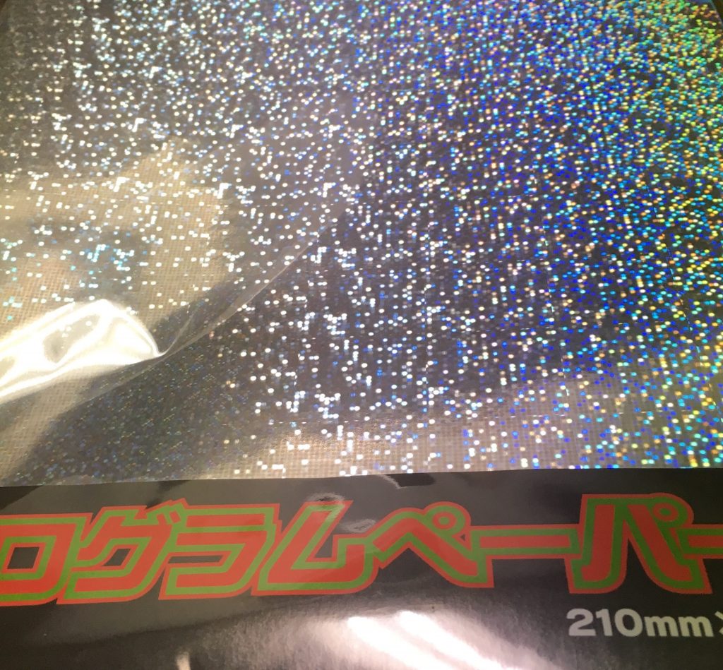 クリアパーツの裏にホログラムペーパーを挟みました。