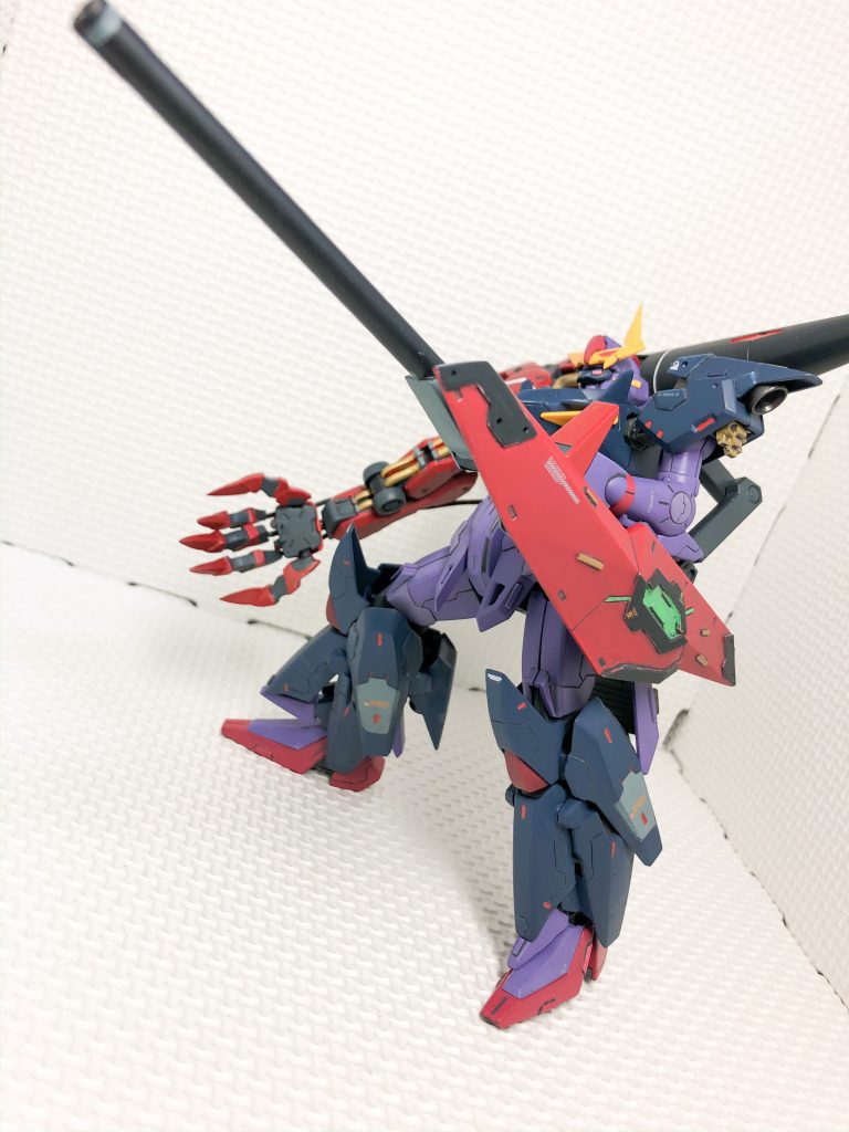 ランチャーを構えた図です。
シールドは、一番のっぺりとした印象を受けるパーツだったので、徹底的にディテールアップを行いました。
肩周りも、スラスターのような部位が平たかったので、キットの余りパーツを再利用したり。プラ板で放熱板のような物を作っています。