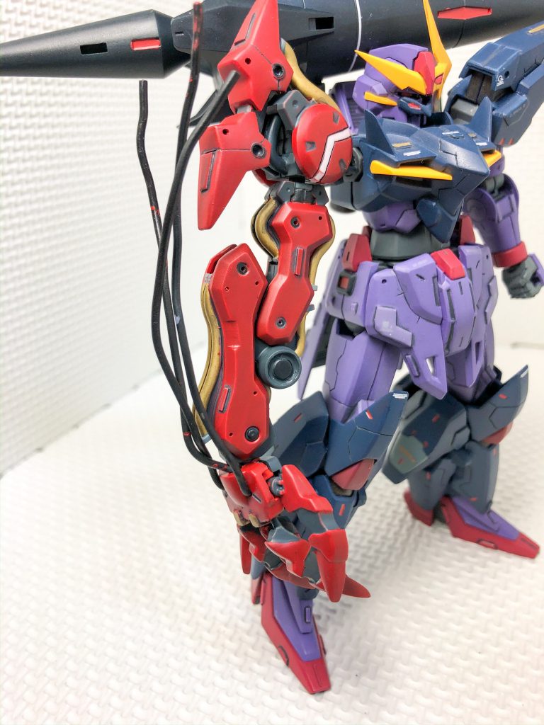 ゼルトザームアームズ周りの図です。
今回はの指の可動を入れるために、リード線を使用しています。改造は一体整形になっている三本の指を基部から外して、リード線を通した後に基部をパテで整形するというように進めました。腕周りは、穴のモールドが甘い箇所は、作り直したり、プラ板加工などを行いました。