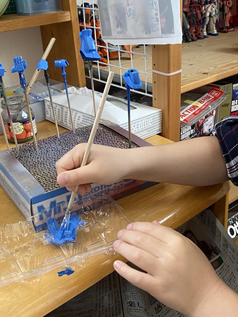 色はインディブルー、レッド、ホワイトを混ぜてスミレ色にしました。