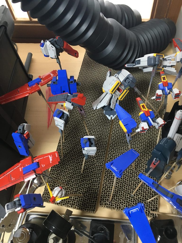 最後につや消しで完成!
以下使った塗料です
サフ→サーフェイサーエヴォ(G)
   エヴォホワイト(G)
白→クールホワイト(C)
青→アイスコバルトブルー(G)
赤→シャインレッド(C)
黄→橙黄色(C)+クールホワイト
紺→MSファントムグレー(C)+スージーブルー(C)+ブラック(C)+クールホワイト(C)
関節→メカサフライト(G)
シルバー→黒サフ(C)→Exシルバー(G)
キャノピー等→クリアグリーン(C)+クリアブルー(C)
目→メタルグリーン(C)
艶消し→スムースクリア(C)