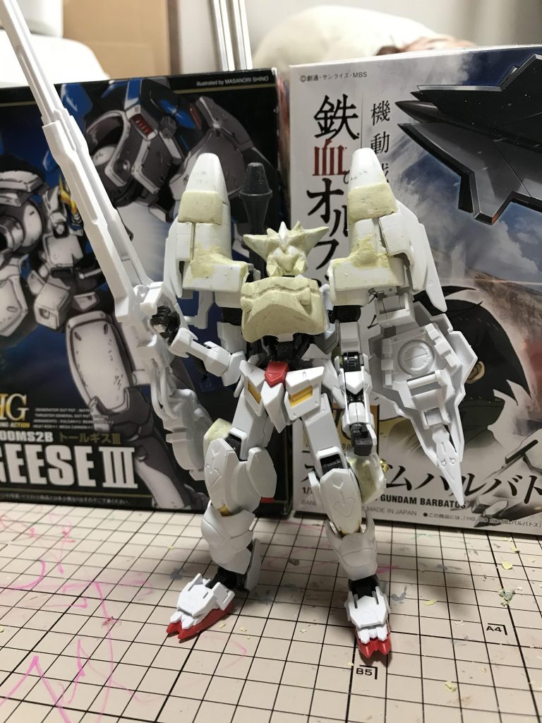 フル装備でプロポーションなどをチェック。ここからサーフェイサーを吹いて塗装しました。
塗装は塗ってはマスキング、塗ってはマスキングで何度やっても色がはみ出て、まだまだアマちゃんです(笑)