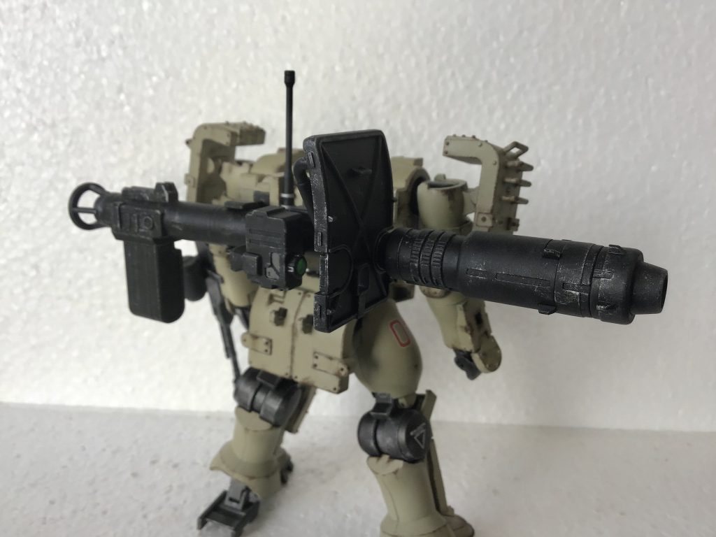 バズーカは背中に吊るせます。