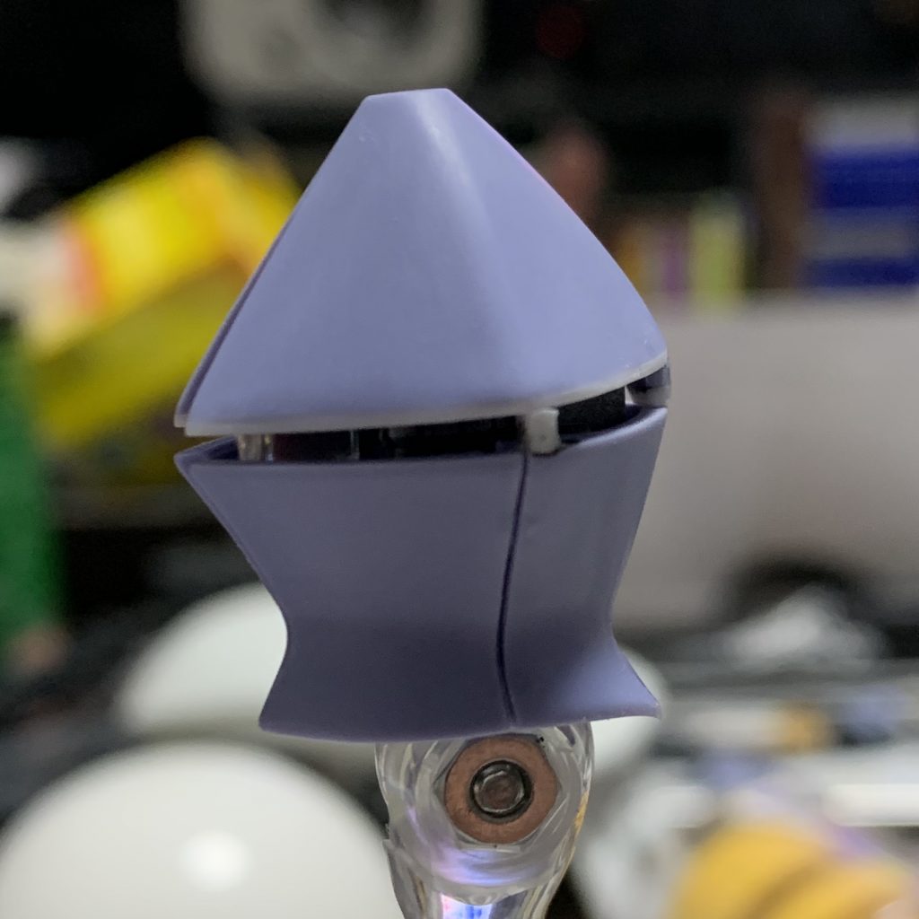 キットのスタイルで手を加えたのは頭部のみ
スリットを狭くして、後部の柱部分にクサビ形のプラ板を挟んで、前傾にテーパーがつくようにしました