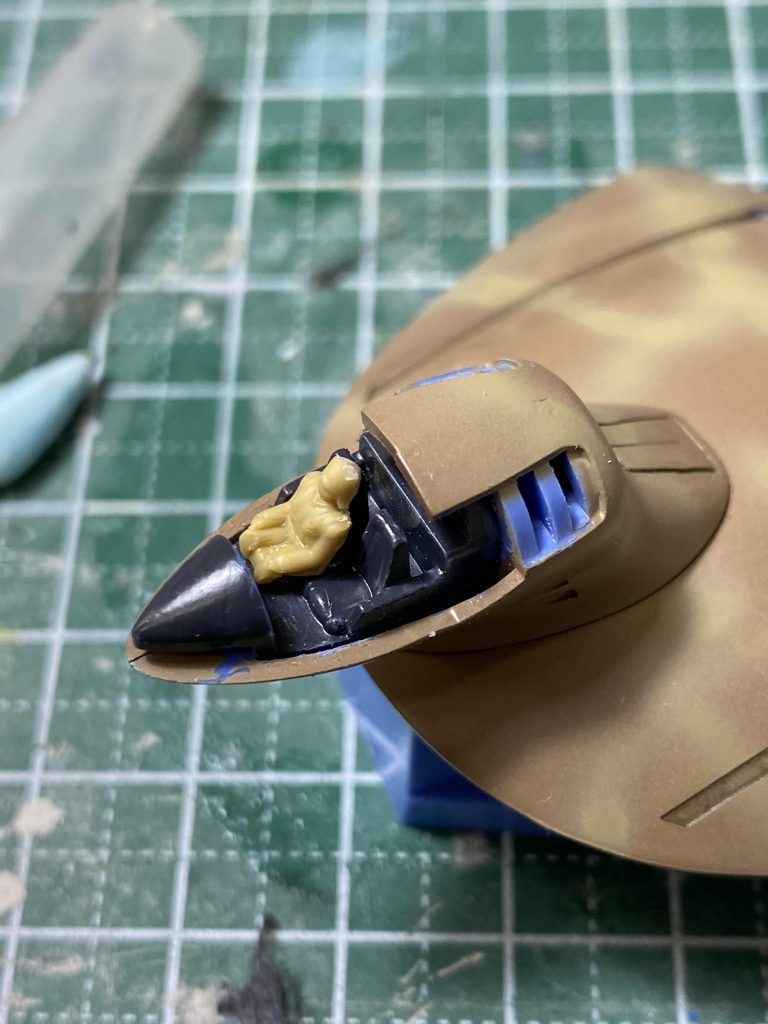 いちお、パテで作ったパイロットを乗せました。
