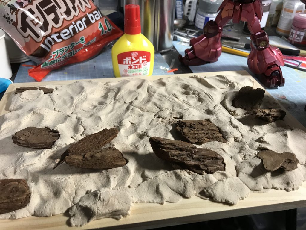 ジオラマはコルクボードに粘土を敷き詰めてバークチップで凹凸をつけ、赤、黄色、オレンジ、黒で塗装して溶岩地帯っぽさを出してます