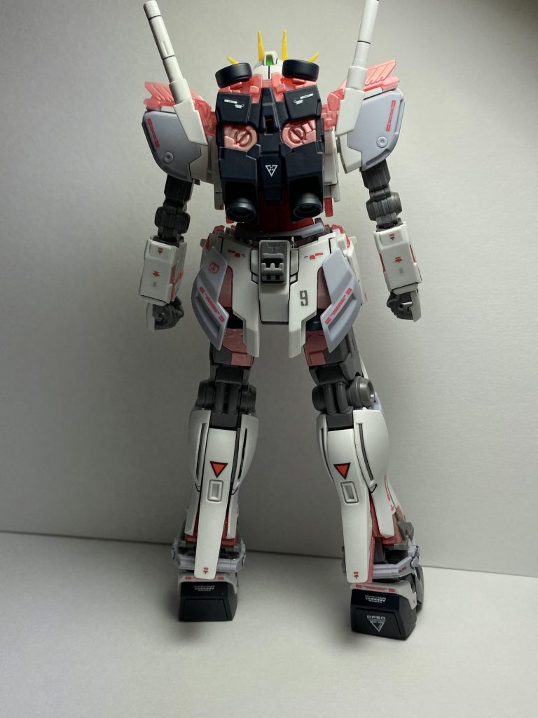 クリアパーツが多かったのでいつもよりデカールを多目に貼りました。

ナラティブの型番RX-09に因んで腰に9を選びました！意外とお気に入りです笑
使用したデカールはガンダムデカールRG1/144UCガンダム用、ガンダムデカールUCガンダム汎用①、ガンダムデカール0080シリーズ用(ガンダムNT1)、RBコーションデカールレッド・ホワイトです。