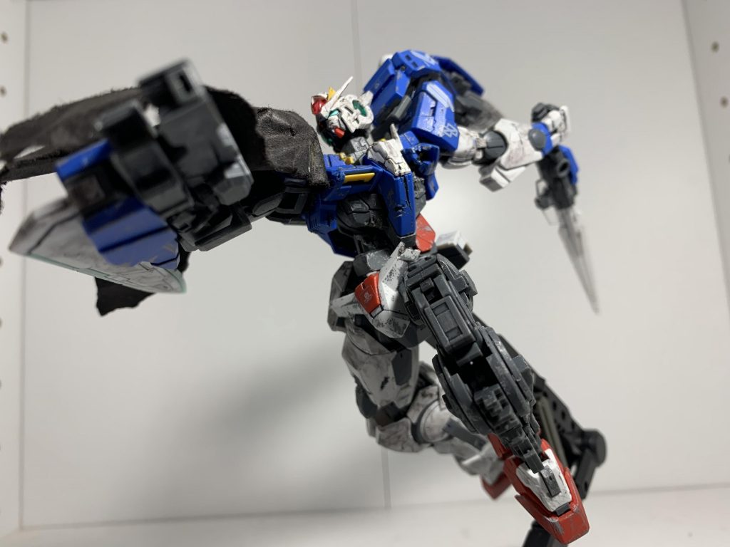 次はポージング。まずはGNソードIIを大胆に振りかぶったポーズ!さすがはRG、無理がありそうなポージングも難なく出来る申し分ない保持力!