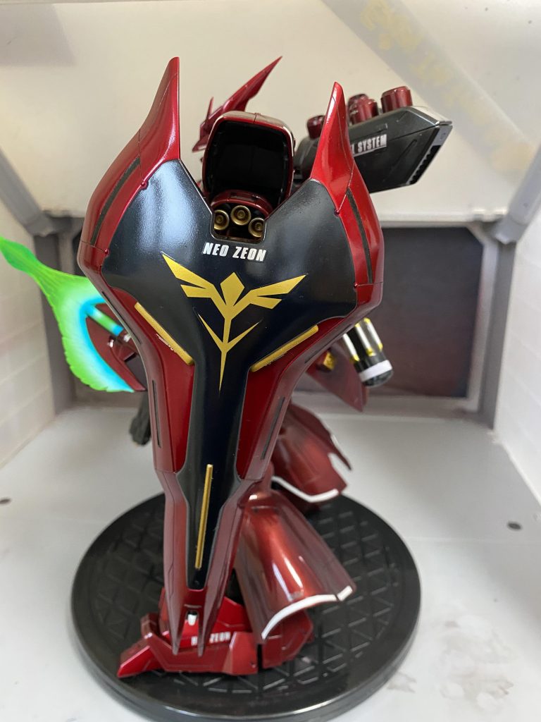 サザビーと言えばこのどデカイシールド!
ネオ・ジオンのマークがイカしてます