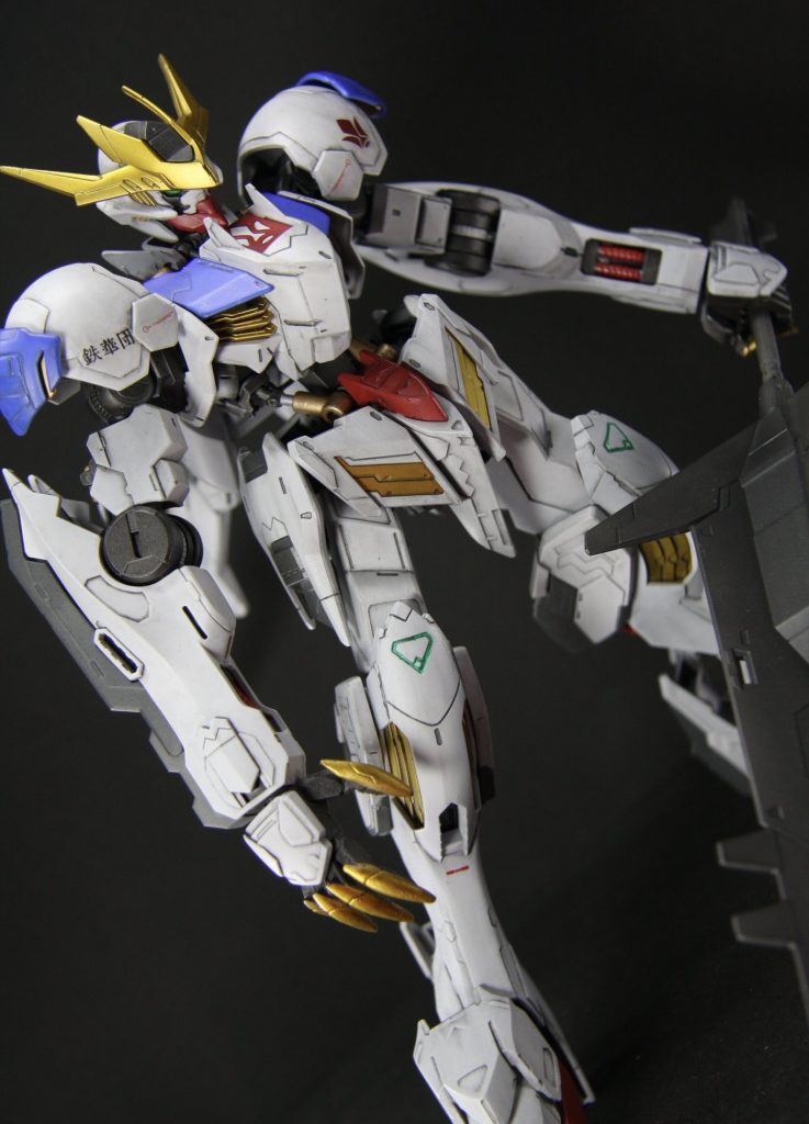 とくに全塗装して少し汚してみたってだけで特別なことをしてないです。というよりもまだまだそんな技術がないです(TT)
(ちなみに少し汚した時と自分なりに頑張って汚したときとの写真両方載せてますのでご了承を。)
それでも大好きだって気持ちで作れた私にとってはプラモデル製作として大きな一歩を踏み出せた作品です。
「おい、バルバトス…。お前だってまだ止まりたくないだろ?」