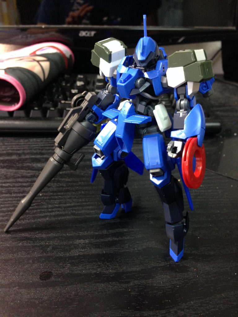 最初の案では肩アーマーは少しゴツイ感じにしていました。