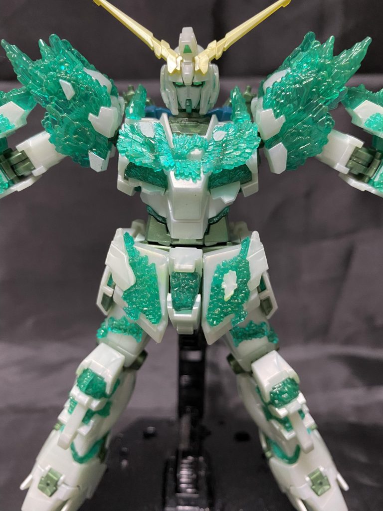 クリアパーツ上の破片シールは使わずに、部分塗装。