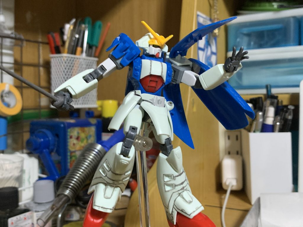 顔は陸戦型ガンダム。塗装中にマスクが真ん中からぱっくり割れて泣きたくなる事故にもあった。沢山買っててよかった陸戦型ガンダム。前スカートはボールデンの1番小さいボールジョイントで可動化。横スカートは2ミリ軸で接続する一軸関節。