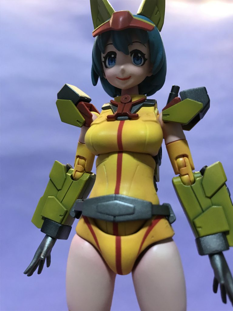 スーツのラインはモールドを削って塗装で表現