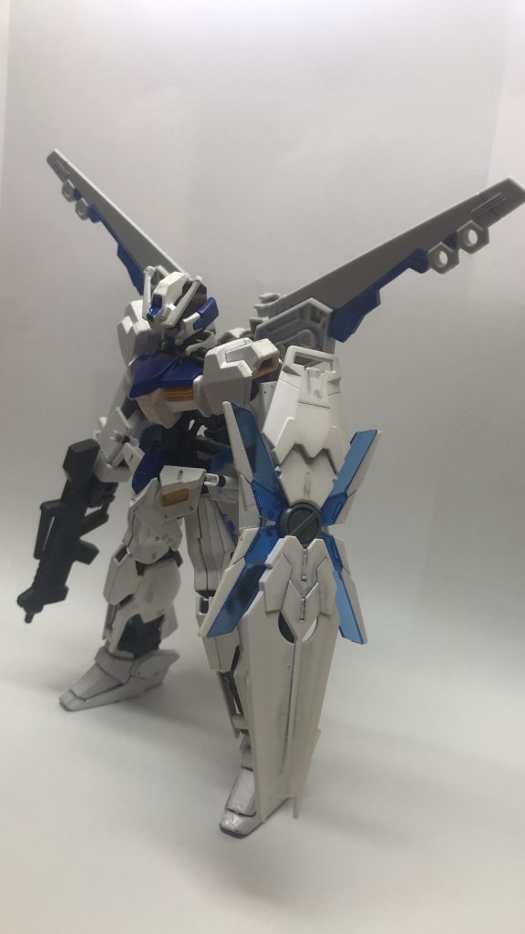 バルバトスをベースに肩をマークII、腕がリバイブガンダムにイージーアームズを接着
(もうひとつの腕は下の方に)
腰はバルバトスのフロントスカートにルプスのアーマーを合わせました
両脇はビルドストライクのアーマーを使いました
足には百式を使いました