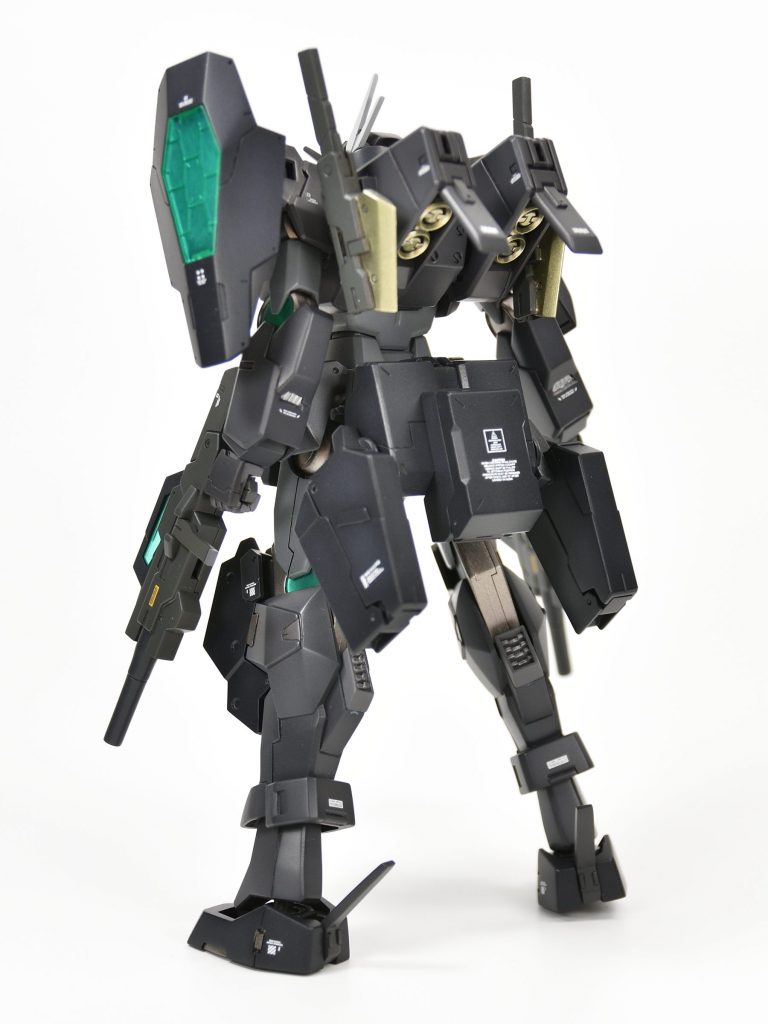 金色の刀身は、MTGのイラスト等を手掛けるセブ・マッキノン氏のイラストから。