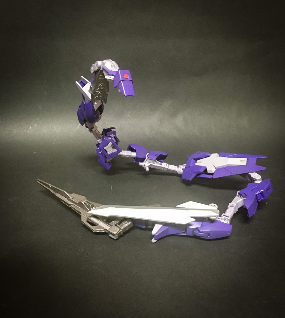 シュランゲ
ドッキング用のパーツや武装を積み込んだサポートメカ。
コアガンダムに近い位置での運用が主。まるでサブアームのように本体の隙をカバーし奇襲を行う。