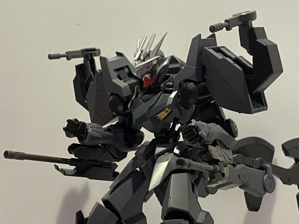 展開式機関銃、腕部200mm砲を展開。中距離はこの2つでカバー。