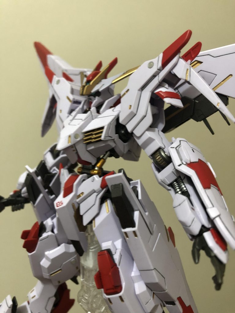 平手は武器セットのヴィダール用から、右手の角度付き手首はキマリスヴィダールからの流用です。本体色のホワイト?ピンク?パープル?意外は塗装して外装はスムースクリア70%クレオスGXクリア30%の自家製クリアでコートしてあります。肩、胸、ふくらはぎ、バインダー、足首付近、フンドシの丸モールドはHIQパーツのメタルシールでデコってあります。