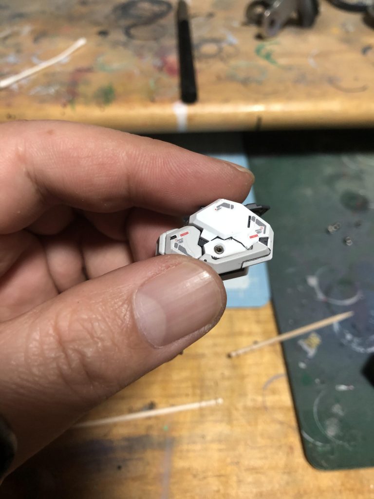 肩にメタルパーツを使って、スラスターを追加しました！