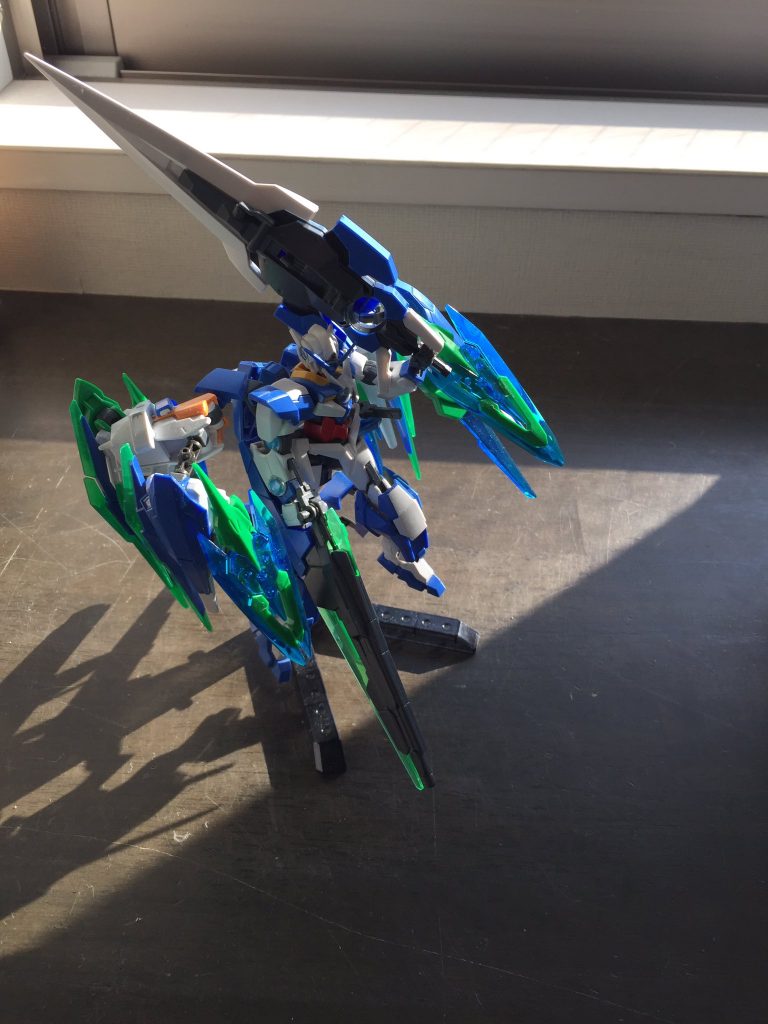 実はこれが元々の素体でして、高校中期頃のです。この時は塗装などではなく、極力同じ色でということで作ってました。ちなみにベースはクアンタ、アメイジングエクシア、アヴァランチェ、シアクアンタとジャンクパーツです。