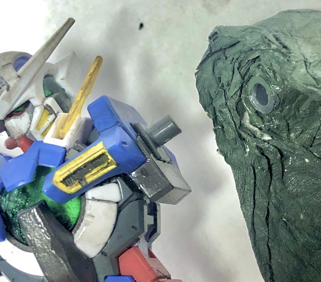 〜左腕〜
マントの接続軸は本来の組み立てに使用するポリパーツに0.5mmの真鍮線を通し、それを支えにキッチンペーパーと瞬間接着剤使ってそれっぽい形に仕上げました。

この時通した真鍮線で胴体側の軸にポリパーツが奥まで入らなかったので、胴体側の軸を1/3ほど切っています。