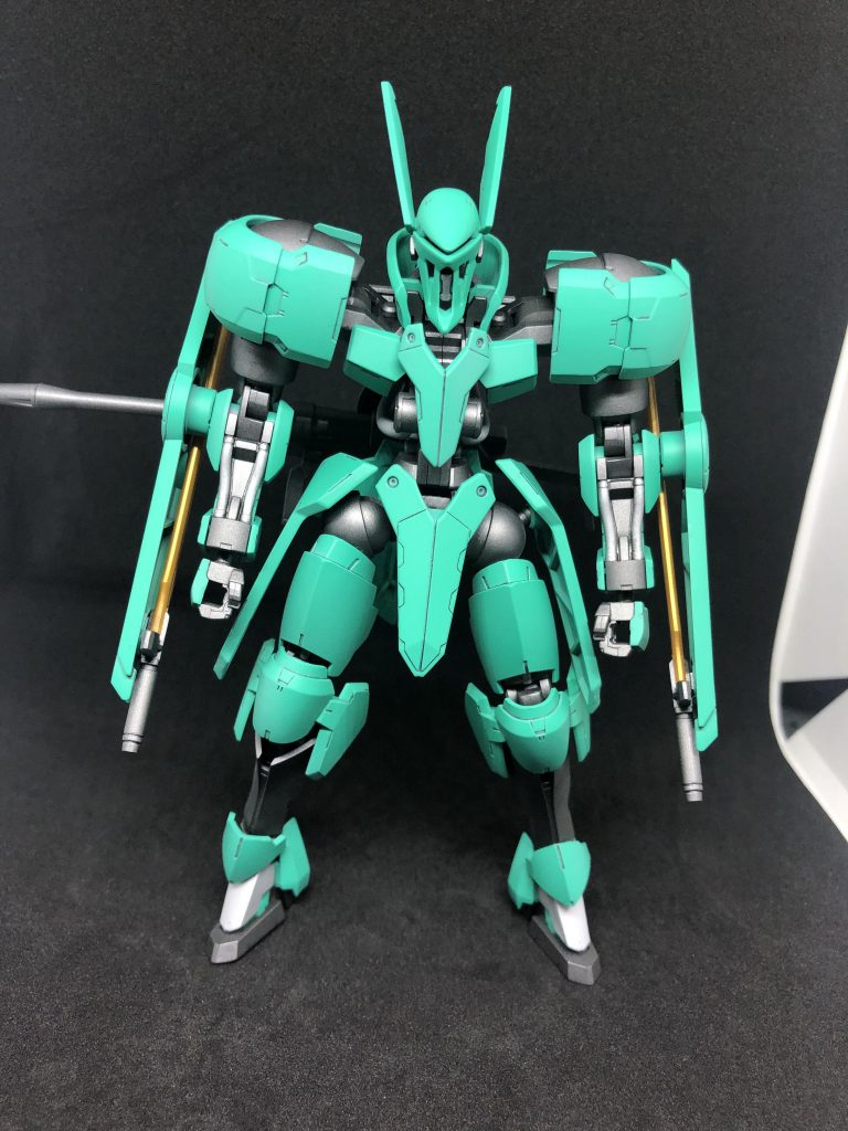 今まで緑系の色で塗装したことがなかったのであえてそれ系の色を使ってみたいと思い、ガイアのコバルトグリーンをメインカラーに選びました。今回はグレーのサフで下地を作り、塗装したので結構綺麗に発色出来たと思います。