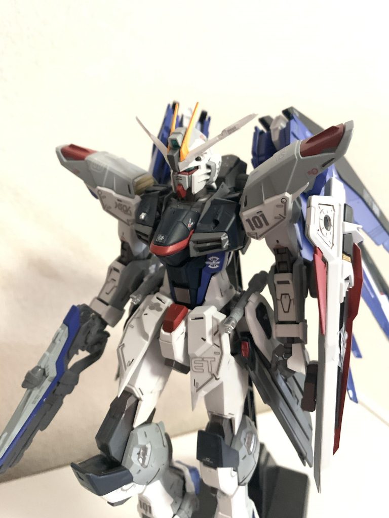 カラーリングは成型色に比較的準ずる形を選びつつ、兵器感が出るようなトーンでまとめました