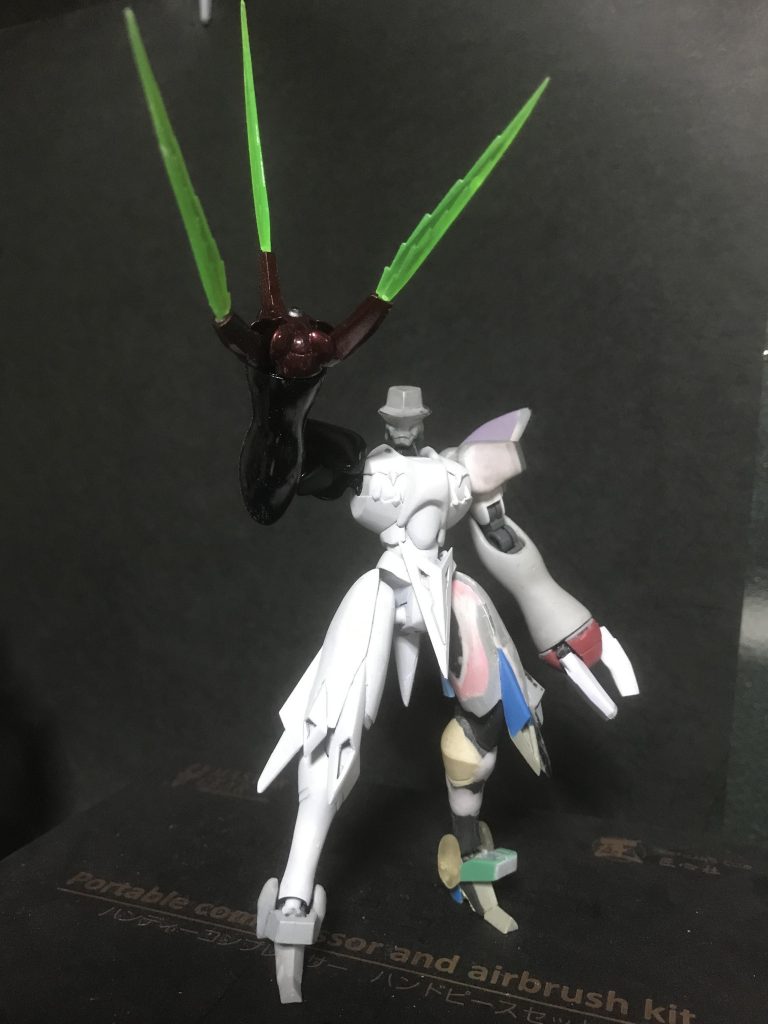 特徴的なビームシザーは『RG ズゴック』の爪部を使用して、ビームも適当なジャンクパーツ(たしか『HGAW ガンダムDX』のビームサーベル)を加工しました😊