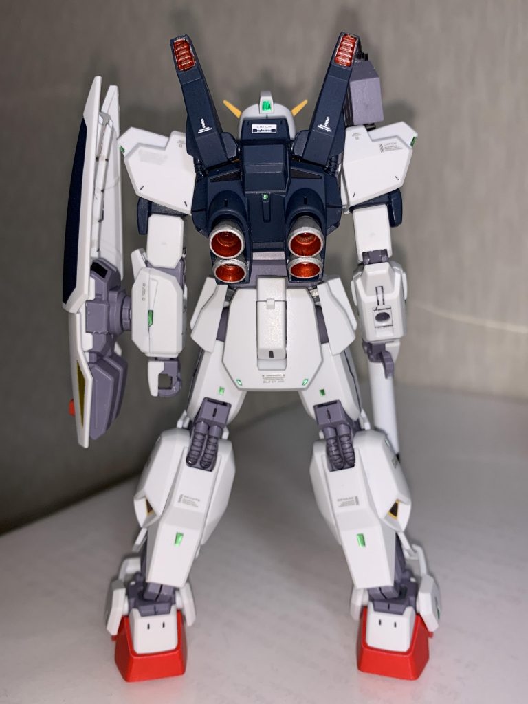 後ろ
追加センサーは肩、バックパック、リアアーマー、太もも、脹ら脛。後は見えやすいように腕の向きを変えていますが同じ場所に両面計4箇所追加してあります。スラスターはシルバーで塗装し、中のみクリアレッドでシルバーの上から塗ってあります。