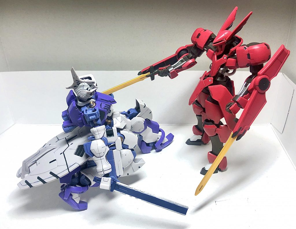 メイン写真のこのポーズ、一応アニメでキマリストルーパーが撃破されるシーンの再現のつもりなんですが、元ネタとの比較用のアニメ画像が見つからねえので、キットだけ載っけときます。
実はこのポーズが一番苦労した。
HGのキマリストルーパーが膝立ちできないおかげで機体のバランス悪すぎて、実はこれ、左腰部のサブアームを見えないように支えにしてバランスとってます。
あ、グリムゲルデの方はポーズとらせるの秒で終わりましたw