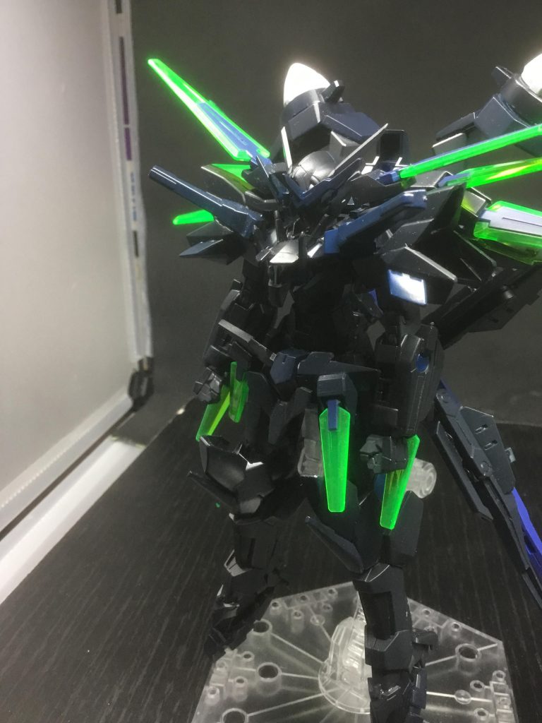 作成後、カラーの確認とかで置いてたらやや埃が……黒系の機体は要注意せねばと思いました……。