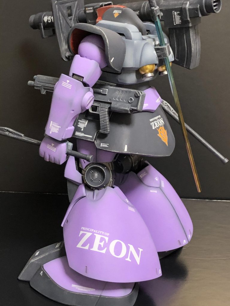 左斜め後ろから。バーニアや内部フレーム、関節はメタリック色を塗装しました。ヒートサーベルは放熱を表現してマフラーの焼け表現を試してみたく実施しました😅背後から見ても無骨なスタイルは変わらませんね。