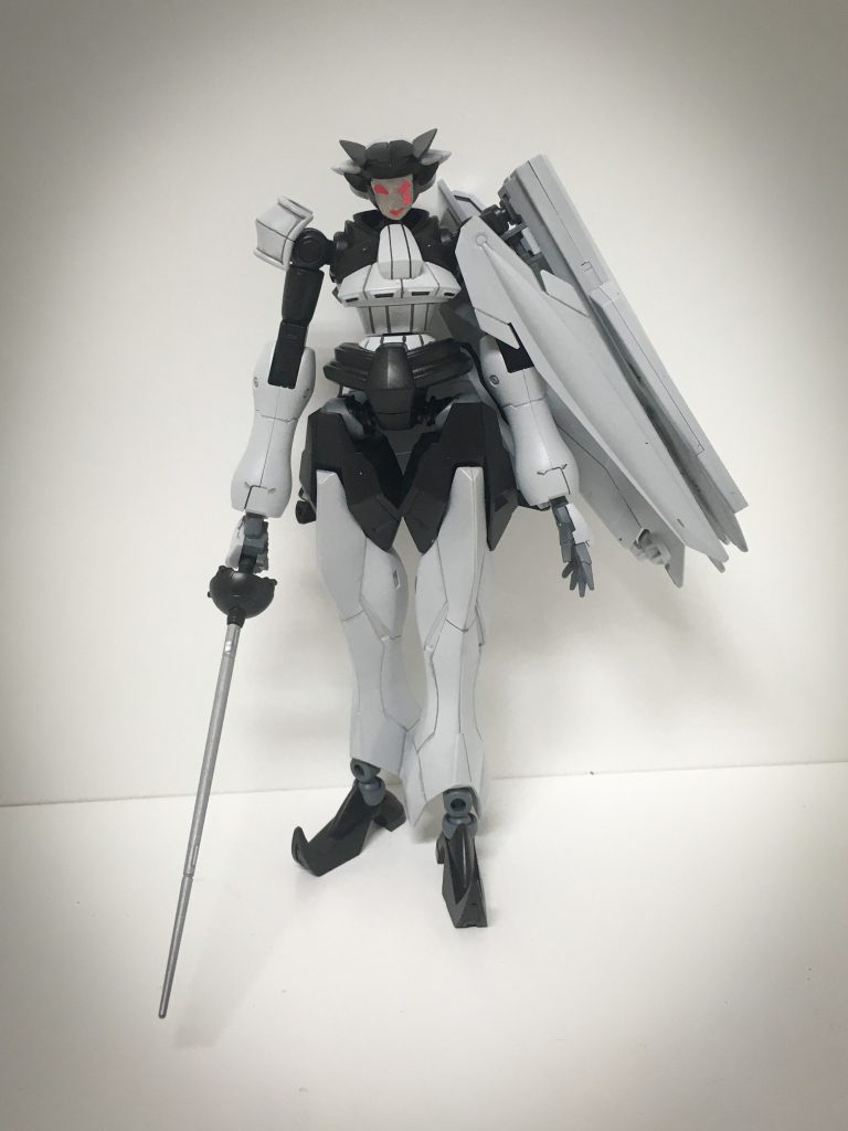 十字騎士団団長、イライザ・ザトウク専用に調整された機操兵 シュヴァリエルのカスタム機。

フレームや基本構造こそシュヴァリエルの物であるが、外装や装備類の開発を含めた機体の改修作業はシューヘンベルク社に委託されていることに加え、操手であるイライザに合わせてほぼオーダーメイドと変わらないほどに細かく改修が施されているため、その外見や機体特性は通常のシュヴァリエルとは大きく異なっている。

特に、仕込み刃や隠し腕等、通常のシュヴァリエルに採用されることの少ない、いわゆる、隠し武器が多く搭載されていることが本機の特徴であるが、これは、いかなる手法をとっても、不正を働くもの、聖導教会にとって邪魔な物の排除を行う粛正騎士という存在の、聖騎士としての異質さを表したものだと言えるだろう。

本機は、そういった性質からも帝国の兵士はもとより、いや、もしかするとそれ以上に聖王国の聖騎士達から恐れられている存在であり、「血濡れの道化師」を意味する名前の恐ろしさも相まって、そのモノクロームトーンで塗装された外装は「黒血油の返り血を浴びすぎて落ちなくなった黒いシミを隠すためだ」というような噂が聖騎士達の間でまことしやかに囁かれている。