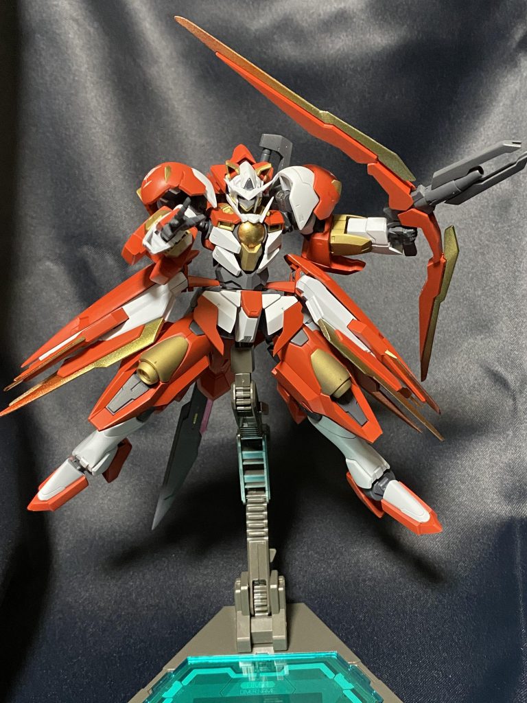 武器はガンダムでは珍しいかなと思い弓っぽく作ってみました。遠距離で弓ライフルと腰のソードビットで攻撃するイメージです。