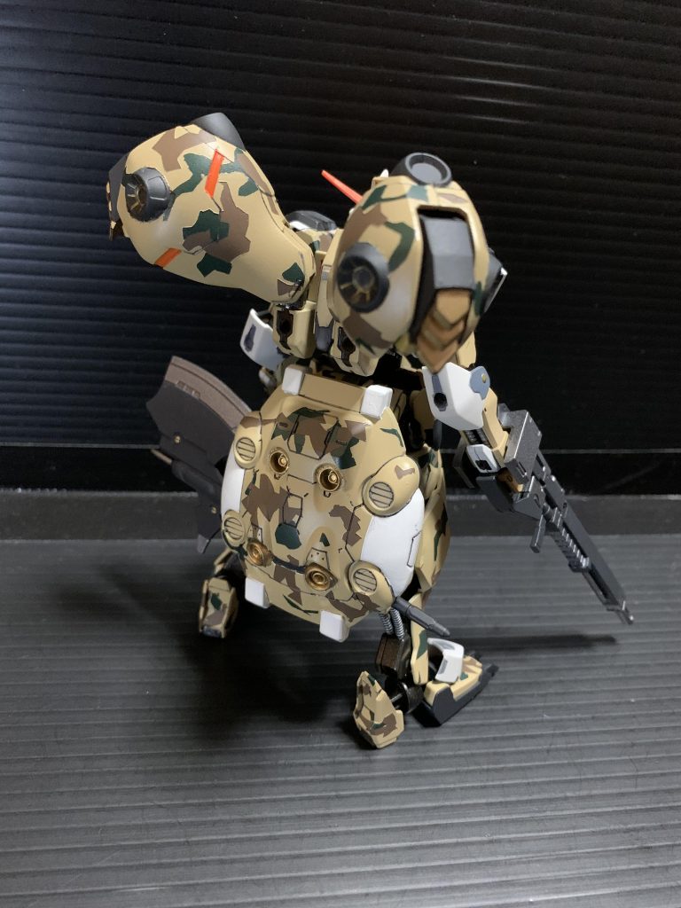 頭、腕、サブアーム以外のサンドブラウンは全て迷彩入りに。
オプションのグシオンリベイクハルバードも追加。