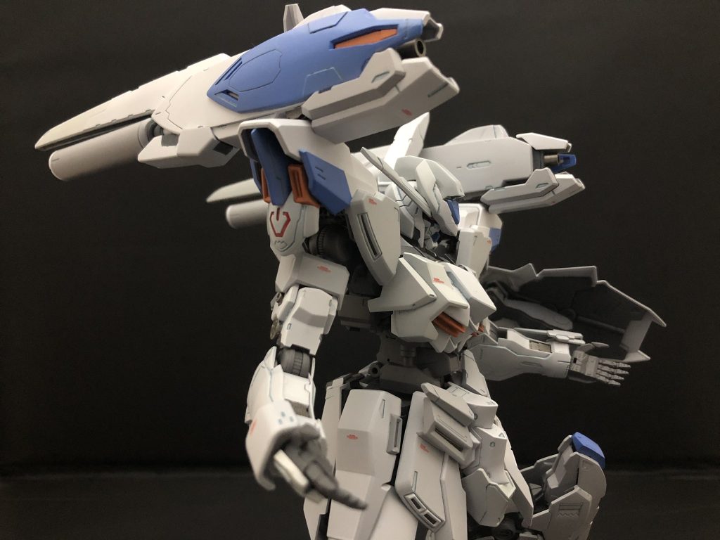 背中の特徴的な羽根は小型化された簡易版ダインスレイブとして改造しました。