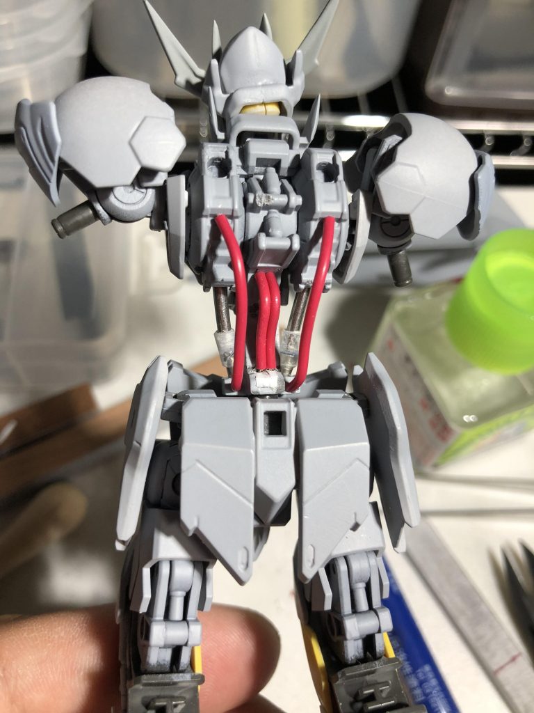 背中の配線　後々見えなくなりました