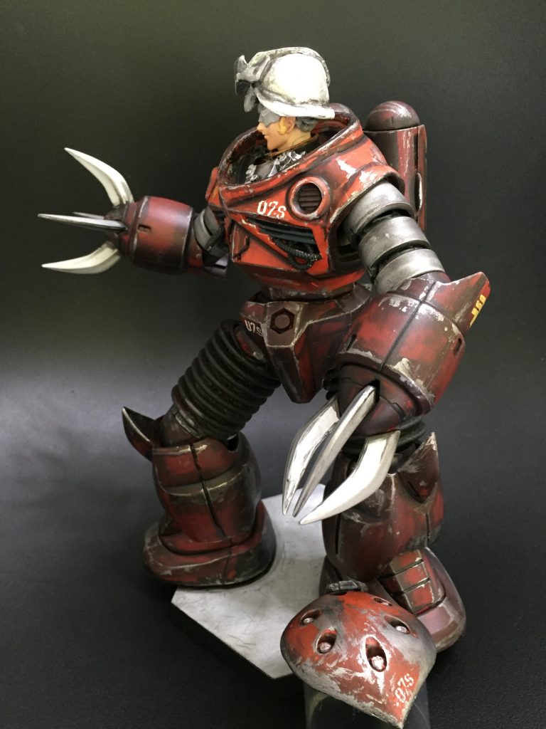 あくまでも着用感を出す為にモモ部には石油ポンプを流用してゴムバネ感を表現しました。