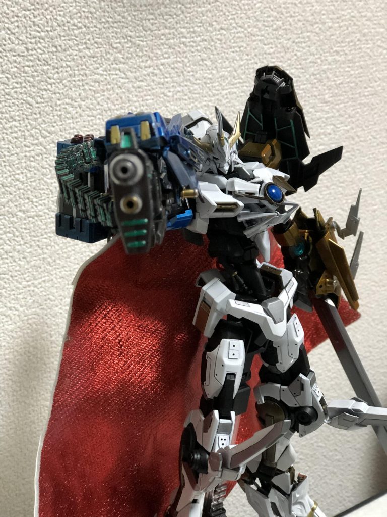 胸部は可動域の広さを利用し、元キットを限界まで広げて、色々なジャンクパーツを中央に詰め込みそれっぽく仕上げました。