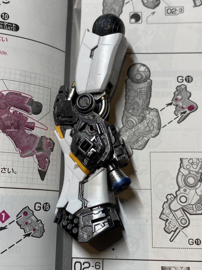 内部フレームをガンメタ塗装。
部分塗装を少し。