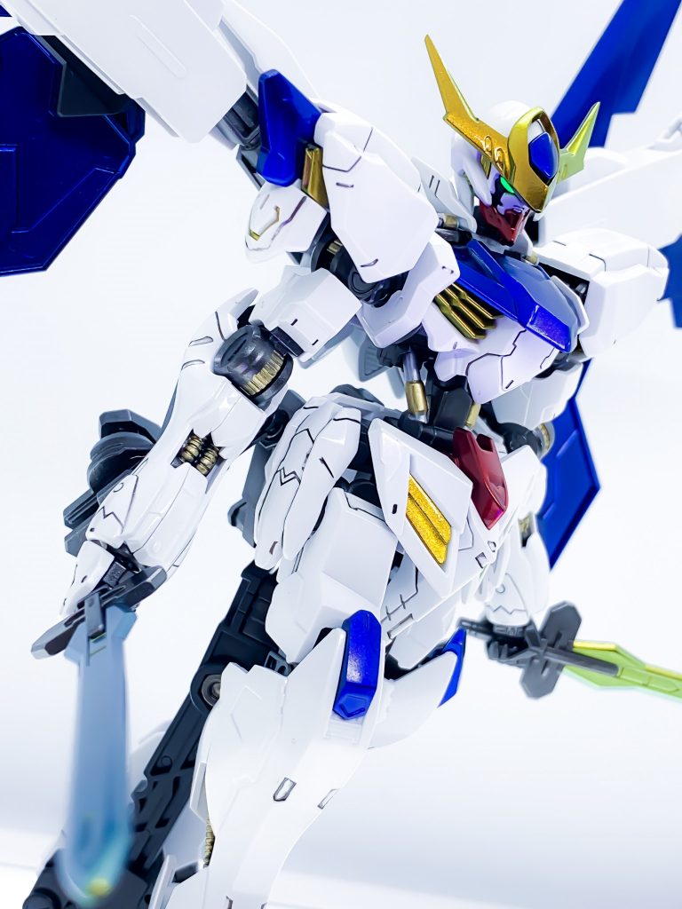 ブラッライトで目が光ります。