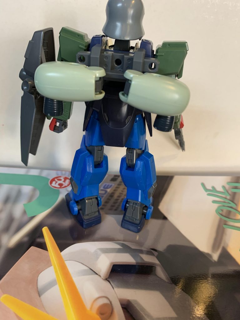 隙間の見える所は見ないでおくれでないかい(･･;)
プロペラントタンク兼ブースターって所かと。
しっかしキミ、首長いねぇ（╹◡╹）