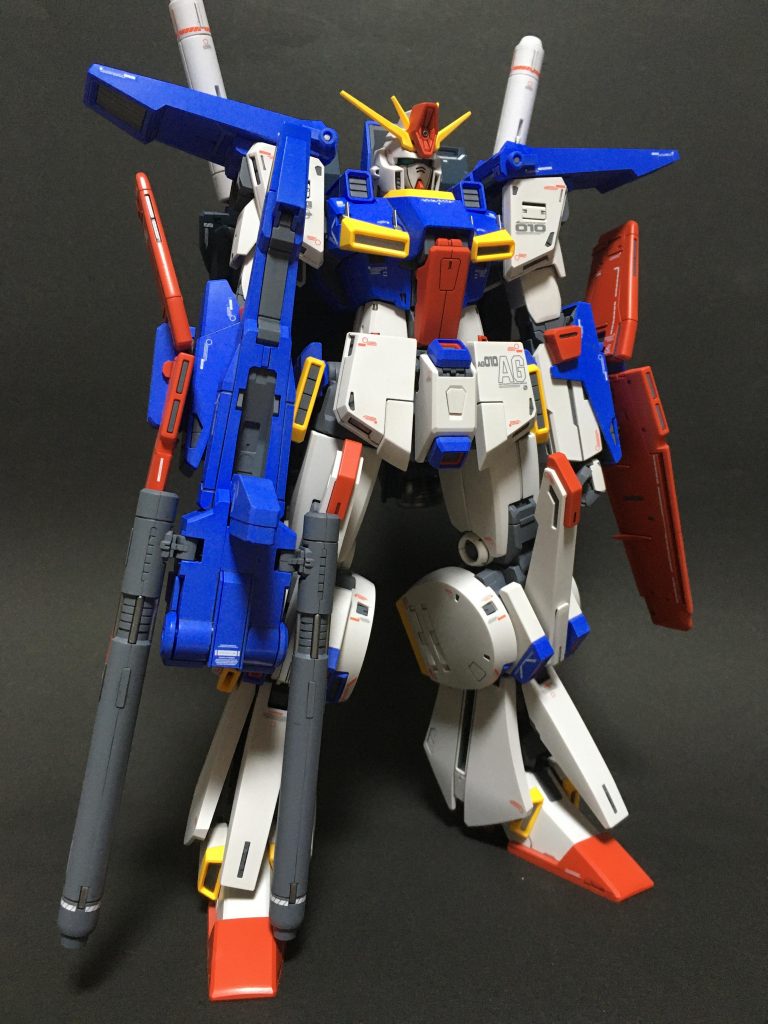 前から
何故か補正されているのかで実物とは青の色味が違った感じに…
ガイアカラーのアイスコバルトブルーを使っているのでそれでイメージして下さると幸いですw