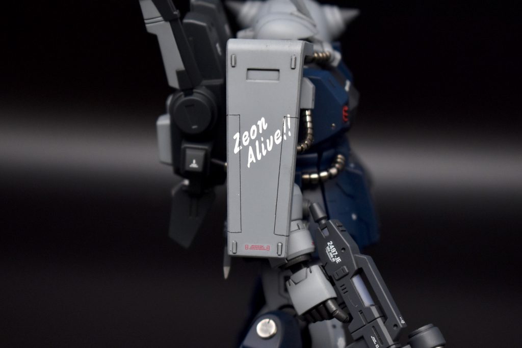 アナハイムで開発され、紆余曲折の末ジオン残党に渡ったオラ設定なので、シールドにはジオンアライブのマーキングを。
ジークジオン!!