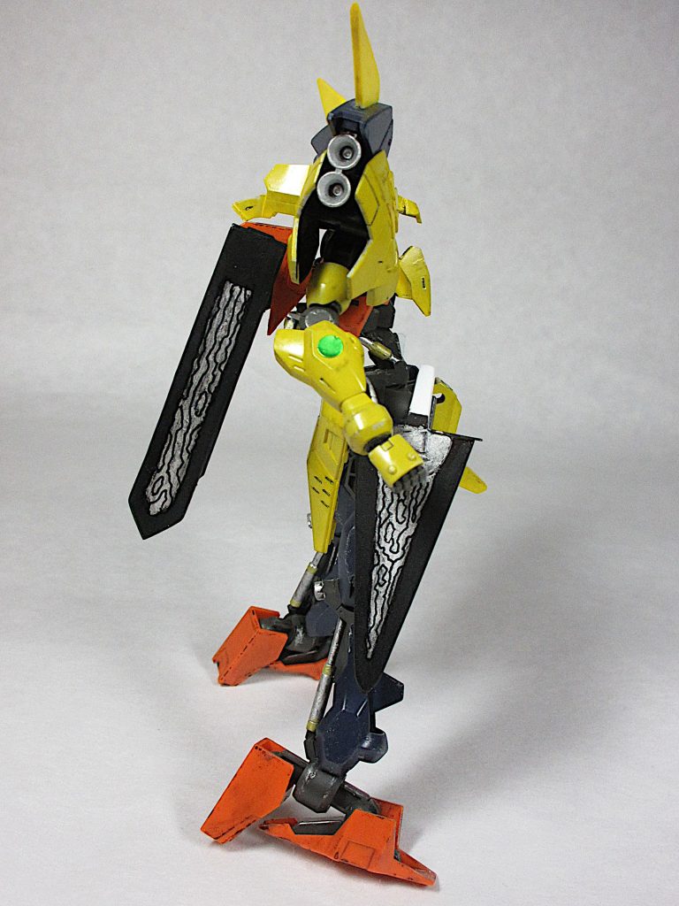 [Side]
ショルダーアーマー裏塗りつぶし。
武器兼サイドアーマー作製。
背部バインダー兼ウィップ・ブレード、
同じくプラ板で作製。