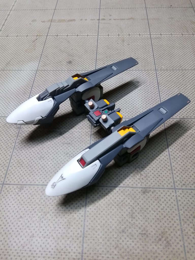 設定では「バックパックにフルドドを装着し、左右ウイング・ユニットを「フルドドⅡ」のユニットに交換したアウスラのラー形態」となっているのでフライルーやハイゼンスレイの様に肩を挟む形にはならないのは理解しましたが他の機体から該当パーツを剥ぎ取る気にもなれず、フルドドⅡは肩に被せてナンボだと思っているので「フルドドのマウントパーツのみ！を使う」設定上のセレブ仕様は頭から除外しマウントユニットをでっち上げました。